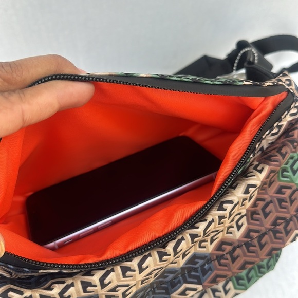 New GUESS Geometric Patterned Crossbody Bag/Belt Bag - Picture 9 of 15
